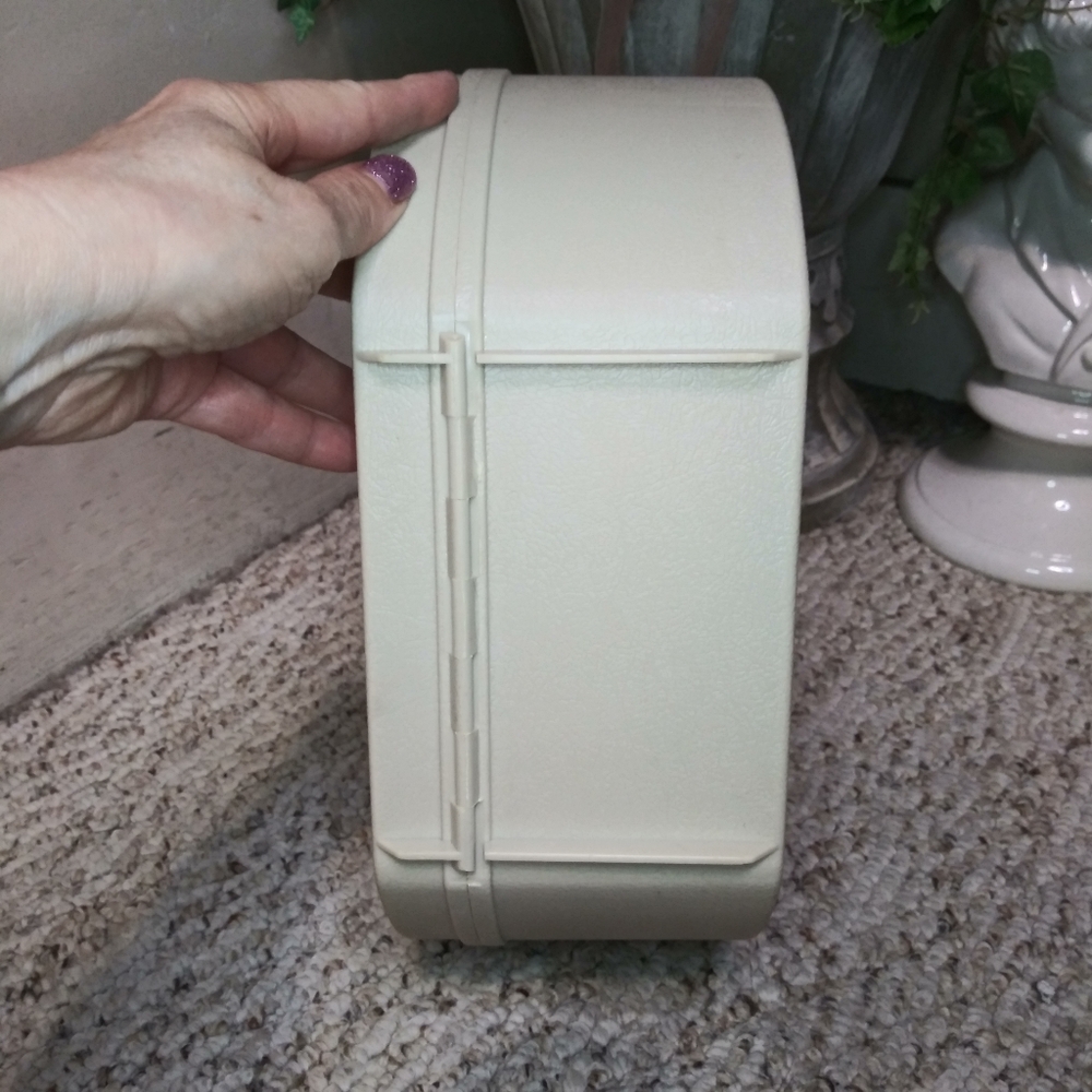 Vintage 1960's Fashion Two Twenty Cream Plastic Makeup Travel Case With Insert - Picture 9 of 10